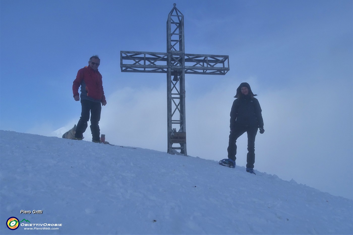 45 Alla croce di vetta del Grem (2049 m) mentre la nebbia si sta diradando....JPG